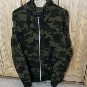 Galaxy By Harvic Green Camouflage Zip-Up Sweater